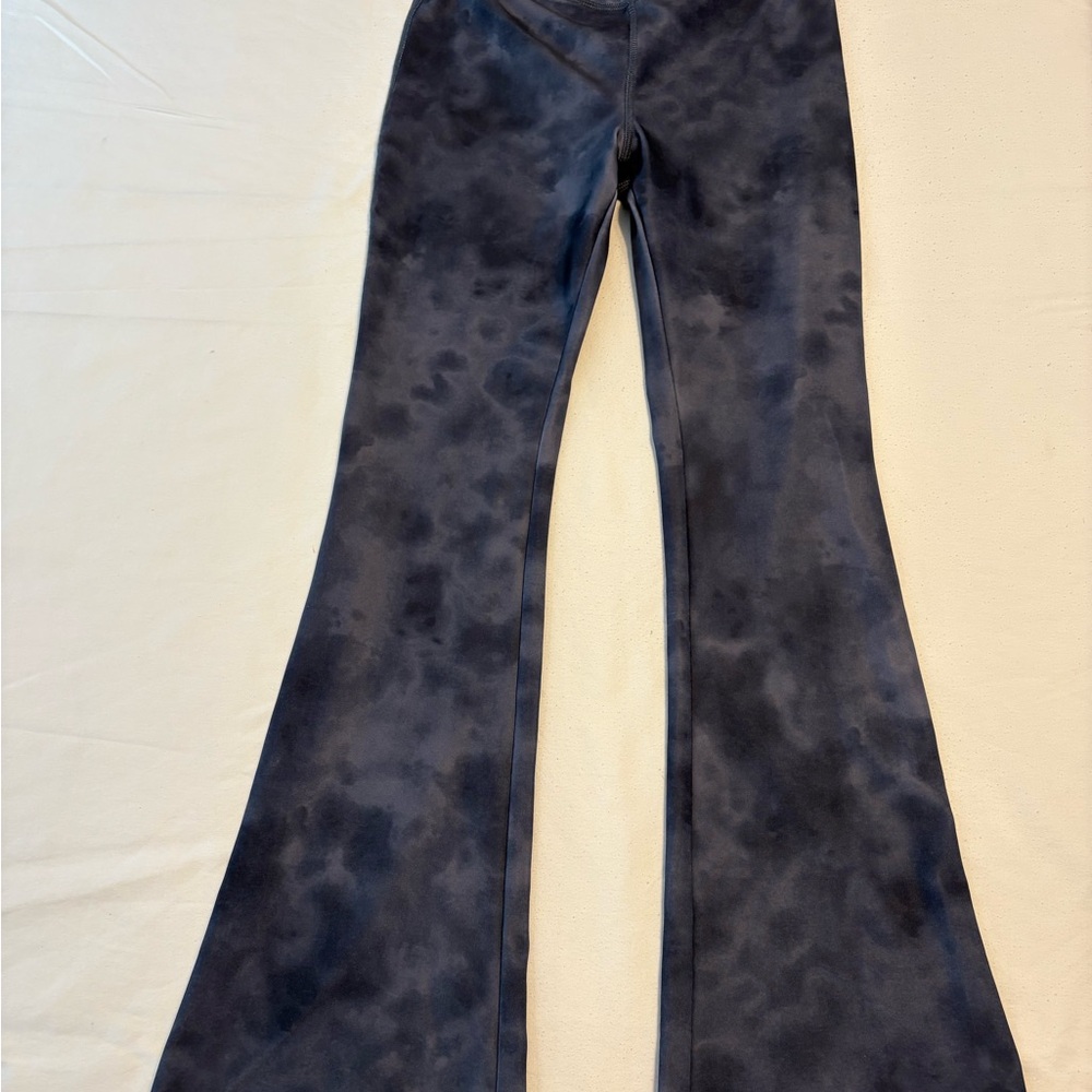 Xersion brand high rise leggings in a dark gray tie-die pattern